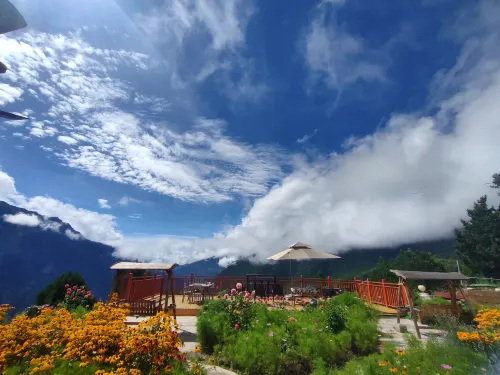 Danba Yunting Time Inn (Jiaju Village No. 5 Observation Deck Store)