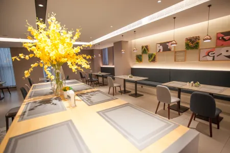 Homeinn Selected Hotel (Tumxuk Nanjing Street) Отели в г. Тумшук