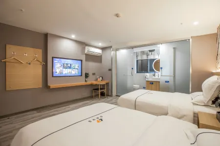 Fenglin Hotel (Zhangjiagang Free Trade Zone Changjiang Middle Road) Отели рядом с достопримечательностью «Shuangshandao Wetland Park»