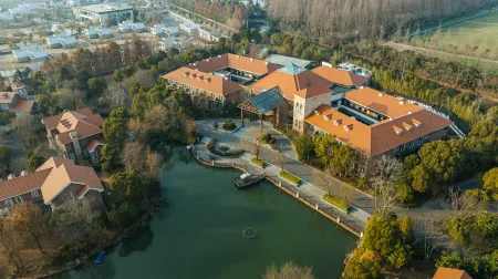 Floral Lux Hotel·Chongming Forest Resort Hotel Отели рядом с достопримечательностью «Xisha Wetland»