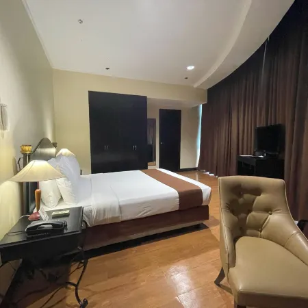 Golden Peak Hotel & Suites