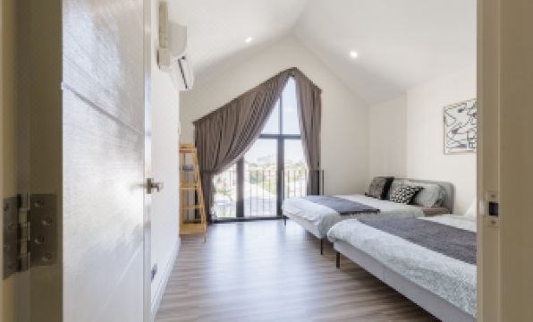 Bangkok Four-Bedroom Single Family Villa [near Sangtai Shopping Center + Royal Park]