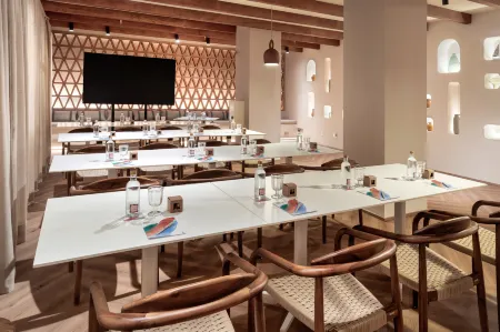 Melia Granada Отели рядом с достопримечательностью «Монастырь Святого Иеронима»