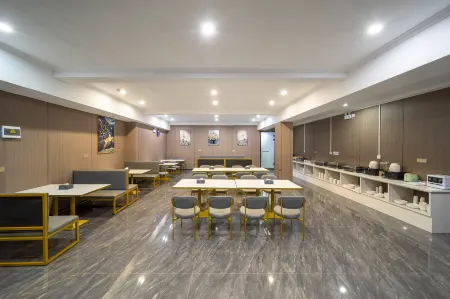 Yeste Hotel (Xiantao Vocational College) Отели в г. Сяньтао