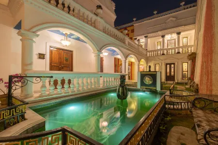 Baber Mahal Vilas - the Heritage Hotel Отели рядом с достопримечательностью «City Motorbike»