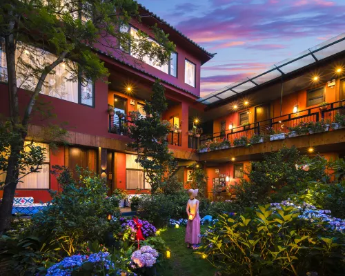 Yanxiu Mountain Residence Hotels near Zhonghe Temple