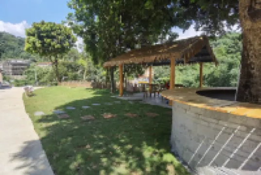 畔山居民宿（古龍峽店） 鄰近古龍峽雲天玻霸的酒店