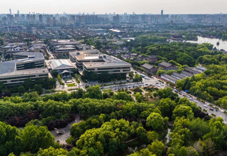 [시안 그란 멜리아 호텔의 편안한 침실]
