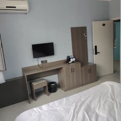 Xiangrui Hotel (Yili Health Valley Subway Station Exit A Jinchuan Economic Development Zone) Hotels near Wusutu Zhao Monastery