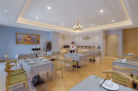 Vienna Hotel (Jingjiang Taihe Wuyue Plaza Bus Terminal)