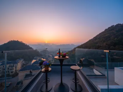 Xingyi Wanfenglin Peak-Chasing House Hotels near Xinpingtian Railway Station