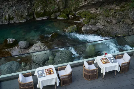 YUEXIGU VALLEY HOT SPRING HOMESTAY Отели рядом с достопримечательностью «Jiulao Cave»