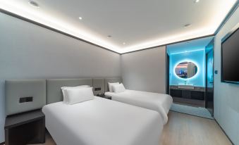 Weikai Esports Hotel (Fuzhou Sanfang Qixiang Dongjiekou Subway Station Branch)