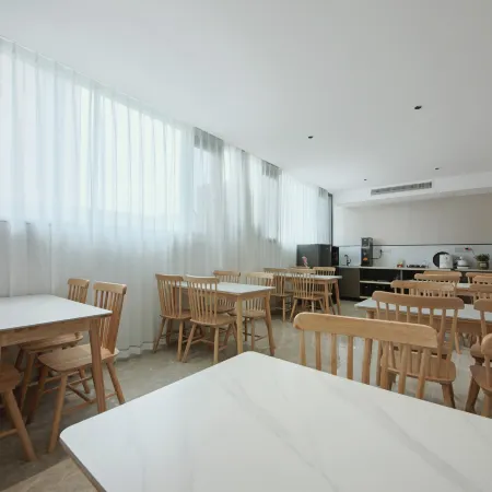 Dujiangyan Peninsula Hot Spring Hotel (Sunac Paradise Panda Valley) Отели в г. Дуцзянюань