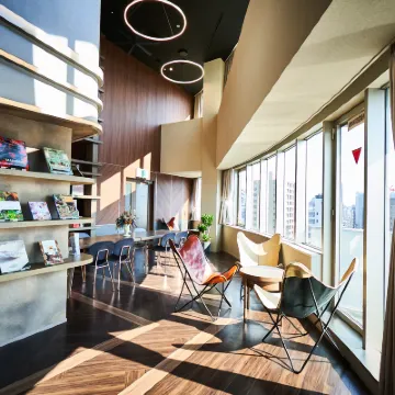 &AND HOSTEL HOMMACHI EAST Отели рядом с достопримечательностью «Конференц-центр MyDome OSAKA»