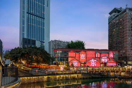 Kuanrong Suites Hotel (taiguli store, Chunxi Road, Chengdu) Отели рядом с достопримечательностью «Sichuan Post and Telecommunication College»