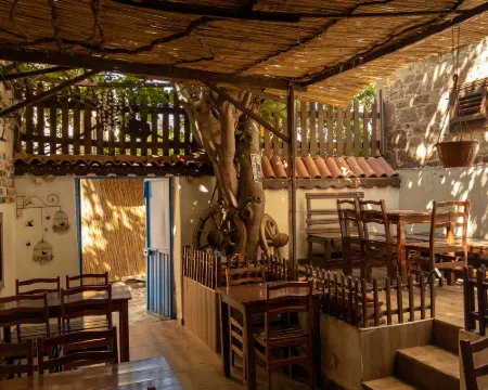 Historical Greek Mansion Antikhan Hotels in Ayvalik