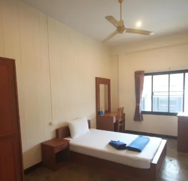 ห้องเตียงเดี่ยวพร้อมพัดลมและห้องน้ำรวม