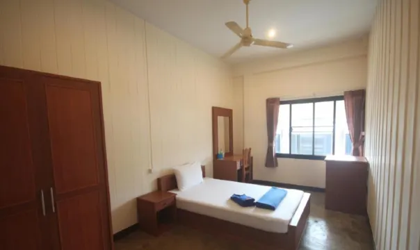 ห้องเตียงเดี่ยวพร้อมพัดลมและห้องน้ำรวม