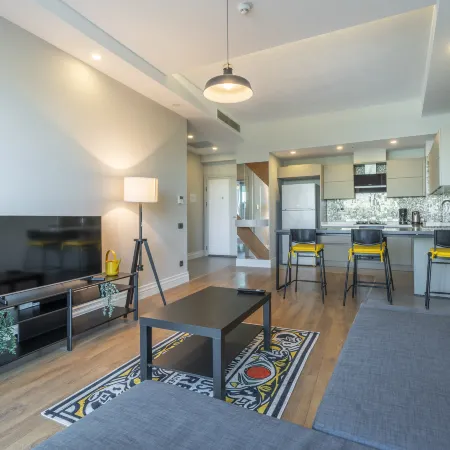 Sirius Town Apartment with Pool, Spa & Gym Near Beach & Mall