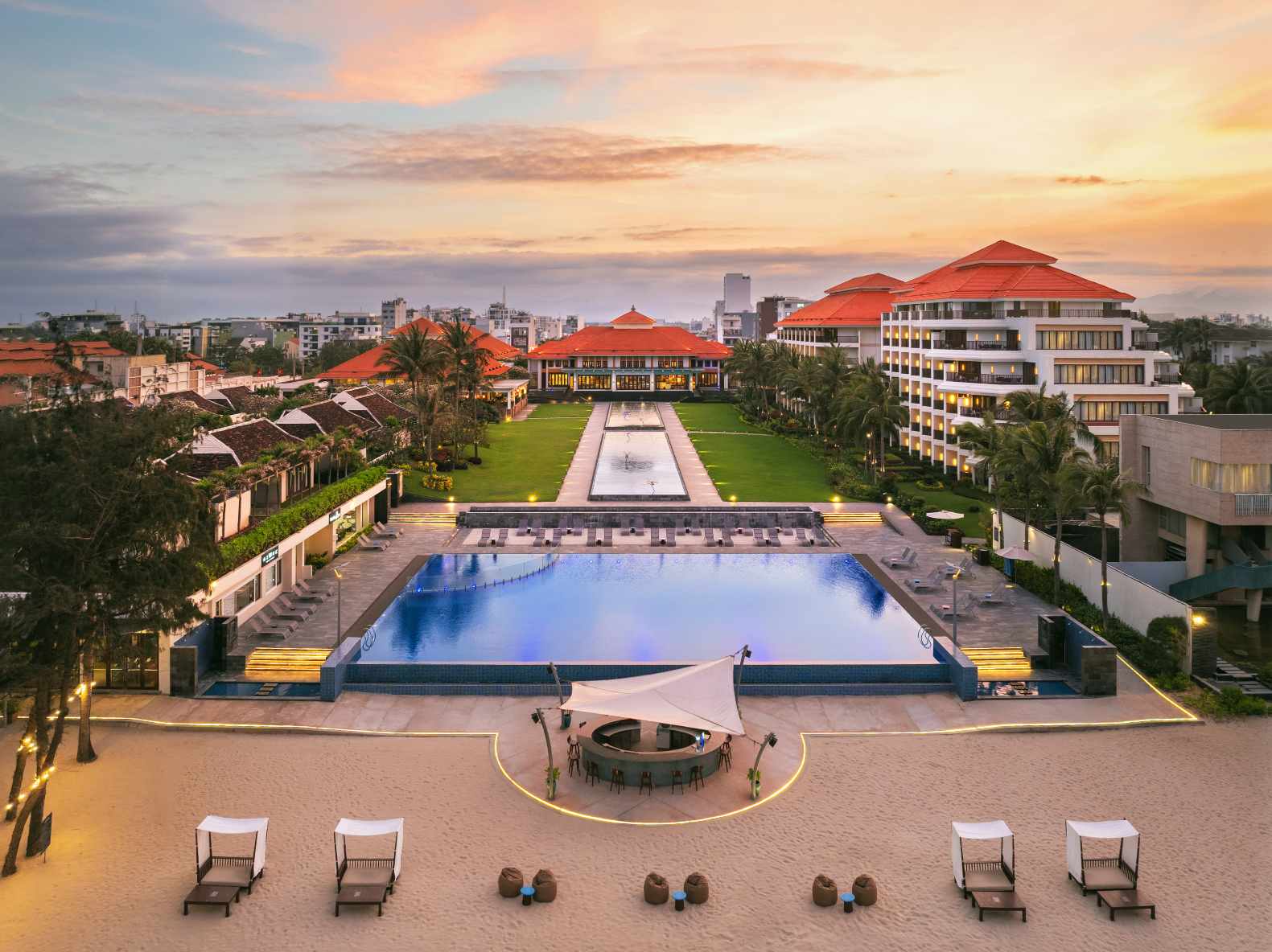 Pullman Danang Beach Resort Отели в Дананг