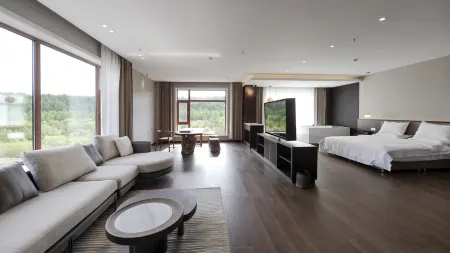 Genhe Aoluguya Right Bank Resort Hotel Отели рядом с достопримечательностью «Aoluguya Reindeer Tribe Scenic Area»