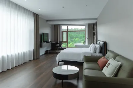 Genhe Aoluguya Right Bank Resort Hotel Отели рядом с достопримечательностью «Aoluguya Reindeer Tribe Scenic Area»