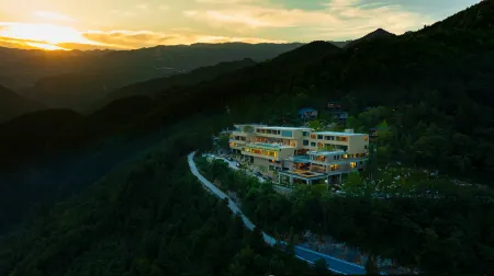 MOUNTAIN VILLA IN CLOUD Отели в г. Цзяньши