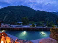 Under the Tree Art Hot Spring Homestay Hotels in Luding