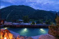 Under the Tree Art Hot Spring Homestay Hotels in Luding