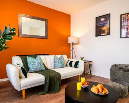 Modern 4-Bed • Free Parking • Work & Leisure Stays Hotels in Stretford