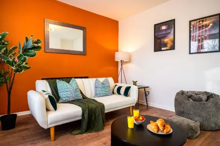 Modern 4-Bed • Free Parking • Work & Leisure Stays