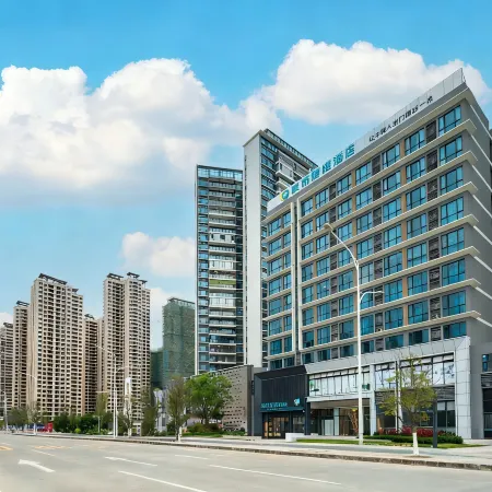 City Comfort Inn Hotel (Maoming High-Speed Rail Station Aiqinhai Shopping Park)