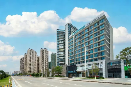 City Comfort Inn Hotel (Maoming High-Speed Rail Station Aiqinhai Shopping Park) Отели рядом с достопримечательностью «Анонимный открытый университет»