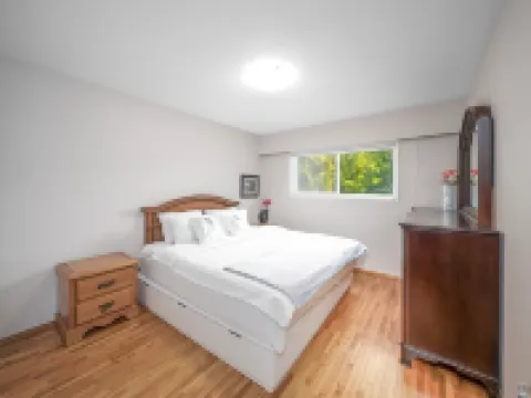 Gorgeous garden 3BR short or long term rental Hotels in Surrey