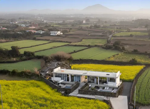 窗景休息室-泳池別墅