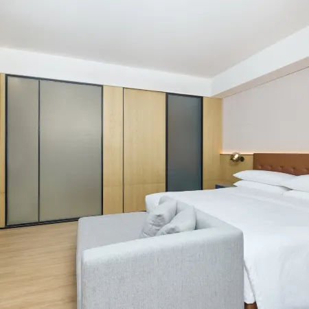 Four Points by Sheraton Wuxi Liangxi Отели рядом с достопримечательностью «Театр Мир»
