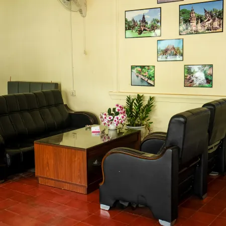 Yula Hotel Thatluang Отели рядом с достопримечательностью «Храмовый комплекс Пха Тхат Луанг»