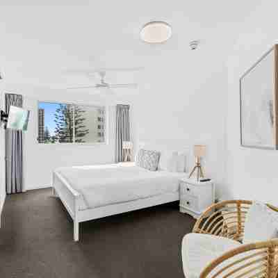 Coastal Deluxe King Apartment Surfers Paradise Rooms