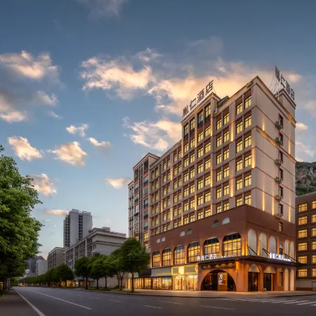 Hechi Yinren Hotel (Jincheng Jiang No. 5 Middle School)