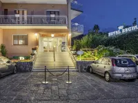 Hotel Regina Hotels near Leonelli's Beach