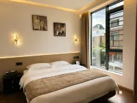 Xingyi Riverside Time Homestay (Wanfenglin Scenic Area) - 마운틴 뷰