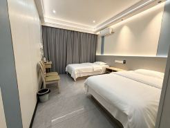 Fenghuang Hotel (Ganzhou West Station)