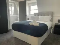 The Royal Crest Hotel & Bar by OYO - 3-Star