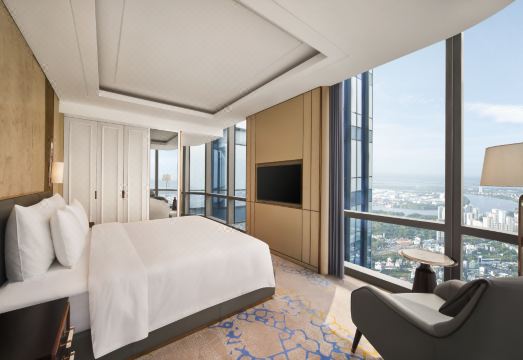 빈펄 랜드마크 81 오토그래프 컬렉션의 초고층 수영장 전망