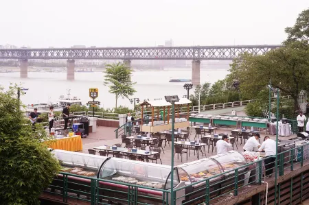 Holiday Inn WUHAN RIVERSIDE by IHG Отели рядом с достопримечательностью «Wuhan Yangtze River Bridge»
