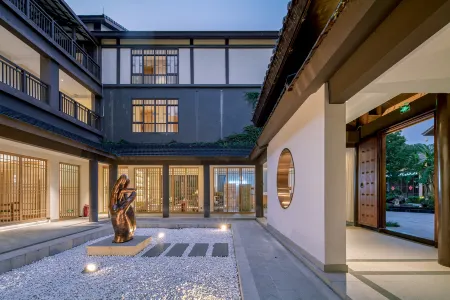 Xinxing Zenyu Town North and South Ju Siheyuan Отели рядом с достопримечательностью «Temple Street»