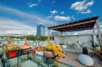 Dali left bank Qishe B & B (Dali Haijing Binhai Avenue store) 빈하이다다오 호텔