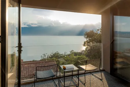 Clouds on the Horizon | Lutu Meisu·Cliff Seaview Resort Hotel (Dali Airport Erhai Branch) Отели рядом с достопримечательностью «Yuxi University of Applied Technology»