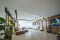 Jiashan Qingguo Business Hotel (RT Mart Sports Center Store)